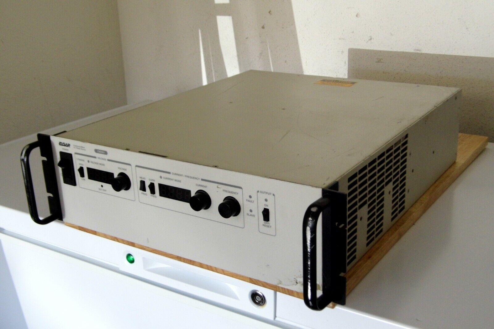 Ametek CW2501M 2500VA AC Source 135/270Vac 18.2/9.6A 45-500Hz 11 in stock Ametek CW2501M 2500VA AC Source 135/270Vac 18.2/9.6A 45-500Hz 11 in stock